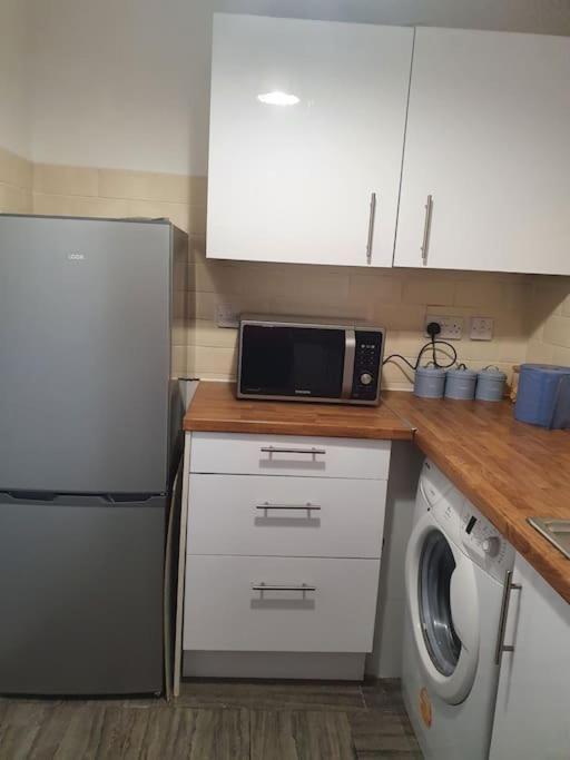 Lovely 2-Bedroom Condo With Indoor Fire Place London Exterior photo