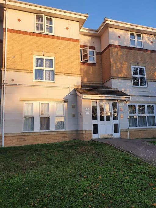 Lovely 2-Bedroom Condo With Indoor Fire Place London Exterior photo