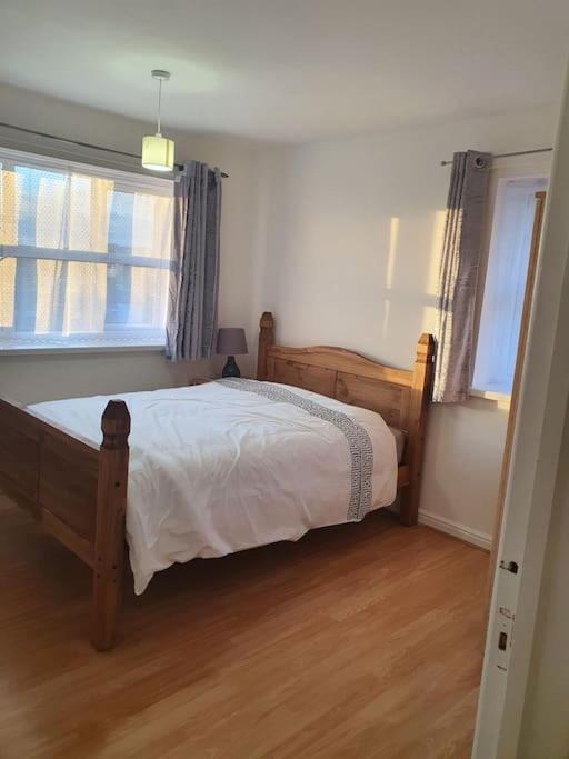 Lovely 2-Bedroom Condo With Indoor Fire Place London Exterior photo