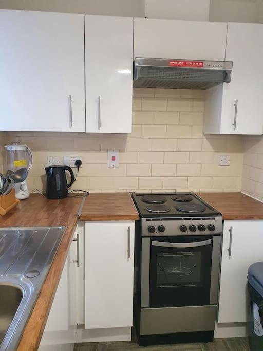 Lovely 2-Bedroom Condo With Indoor Fire Place London Exterior photo