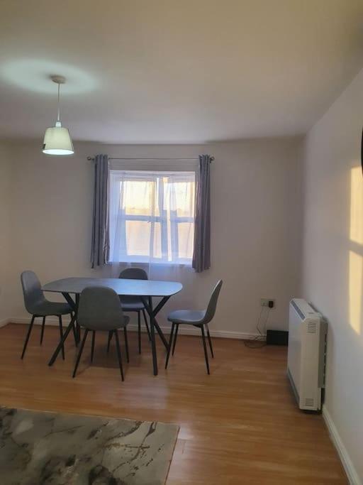 Lovely 2-Bedroom Condo With Indoor Fire Place London Exterior photo